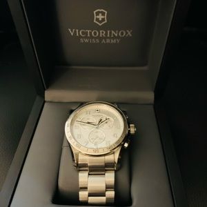NWT Victorinox Men’s Swiss Army Watch!!